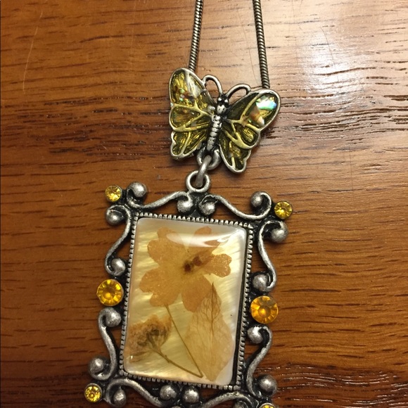 Y2K Vintage Resin Dried Flower Butterfly Necklace - Picture 2 of 6